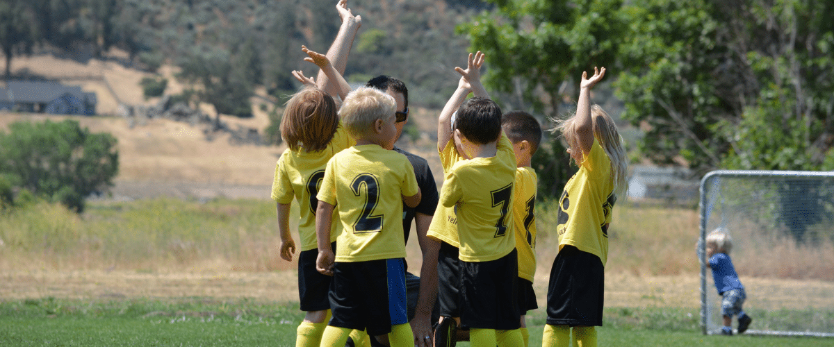 niños jugando a fútbol